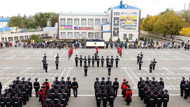 Церемония вручения переходящего знамени Президента Ейскому казачьему кадетскому корпусу за победу в ежегодном смотре-конкурсе на звание «Лучший казачий кадетский корпус». Фото пресс-службы администрации Краснодарского края