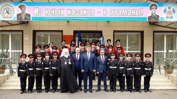 Переходящее знамя Президента вручено Ейскому казачьему кадетскому корпусу за победу в ежегодном смотре-конкурсе на звание «Лучший казачий кадетский корпус». Фото пресс-службы администрации Краснодарского края